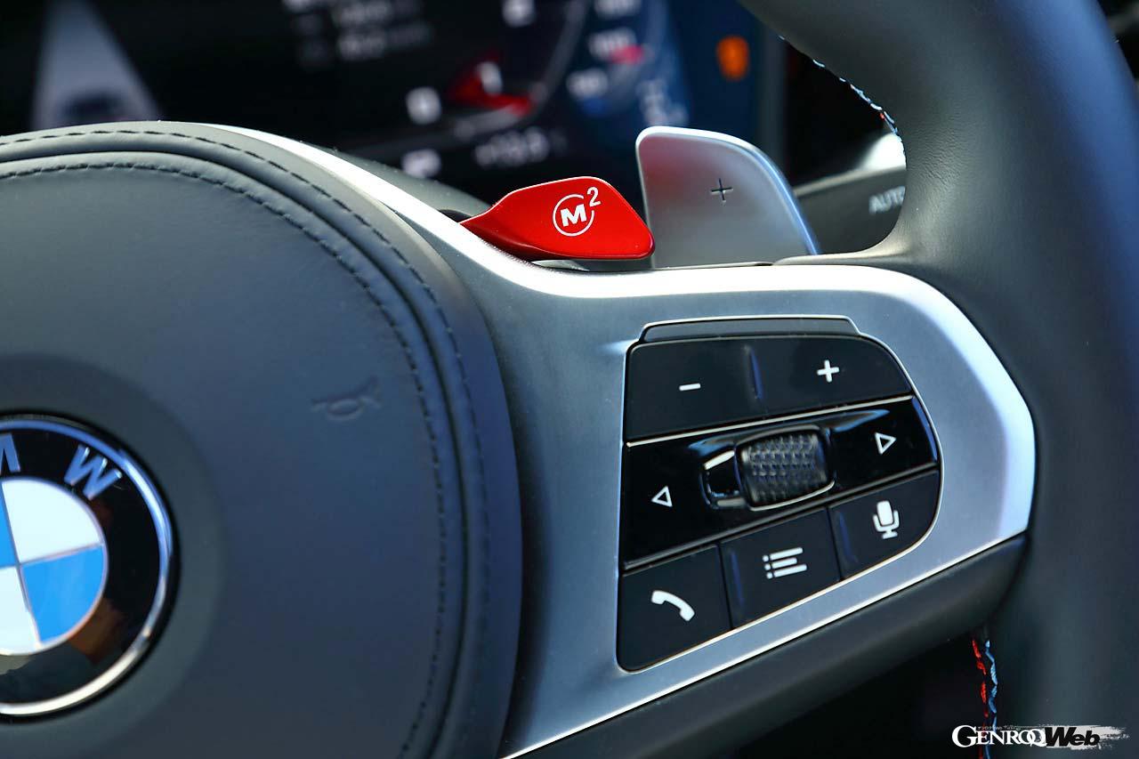 Mスポーツレザーステアリングホイールには、M1／M2ボタンが備わり、あらかじめ設定したドライブモードに瞬時に切り替えられるのが特徴。