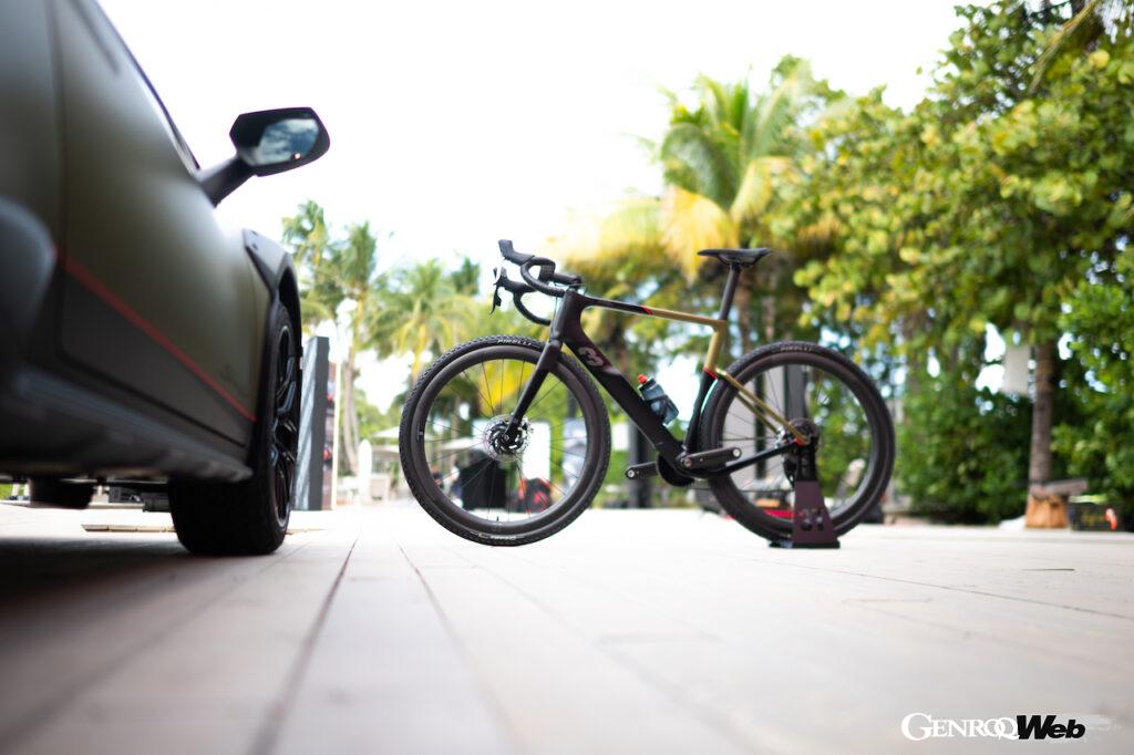 「マイアミの豪華ホテルで初披露された「ランボルギーニ ウラカン ステラート」とともに発表されたコラボ自転車とは？」の18枚目の画像