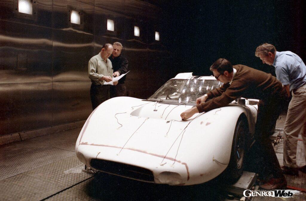 「迫力のロングホイールベース＆ロングテール「フォード GT マークIV」はル・マン24時間を彷彿させる完成度」の1枚目の画像