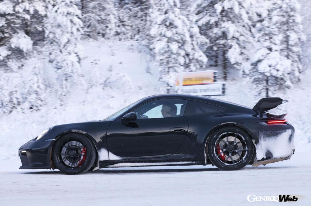 ほぼカモフラージュ偽装のない状態で寒冷地テストを続ける、「ポルシェ 911 GT3」の改良新型。