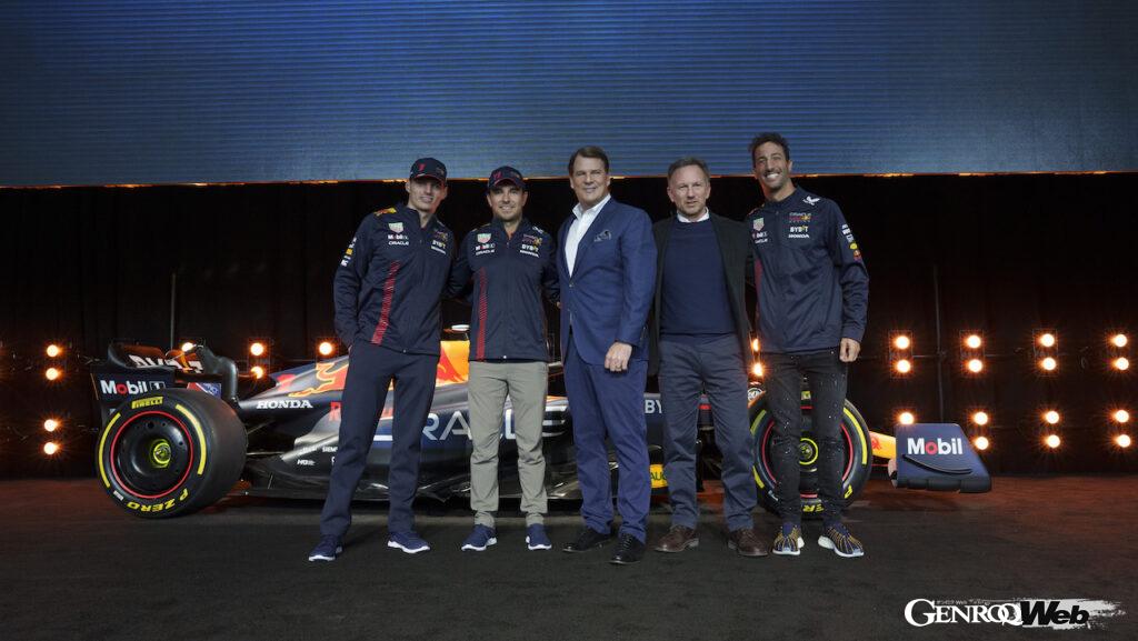 ホンダのF1撤退を受けて、レッドブルはフォードとの協力関係締結を実現した。発表会に参加した、左からマックス・フェルスタッペン、セルジオ・ペレス、ジム・ファーリーCEO、クリスチャン・ホーナー代表、リザーブドライバーのダニエル・リカルド。