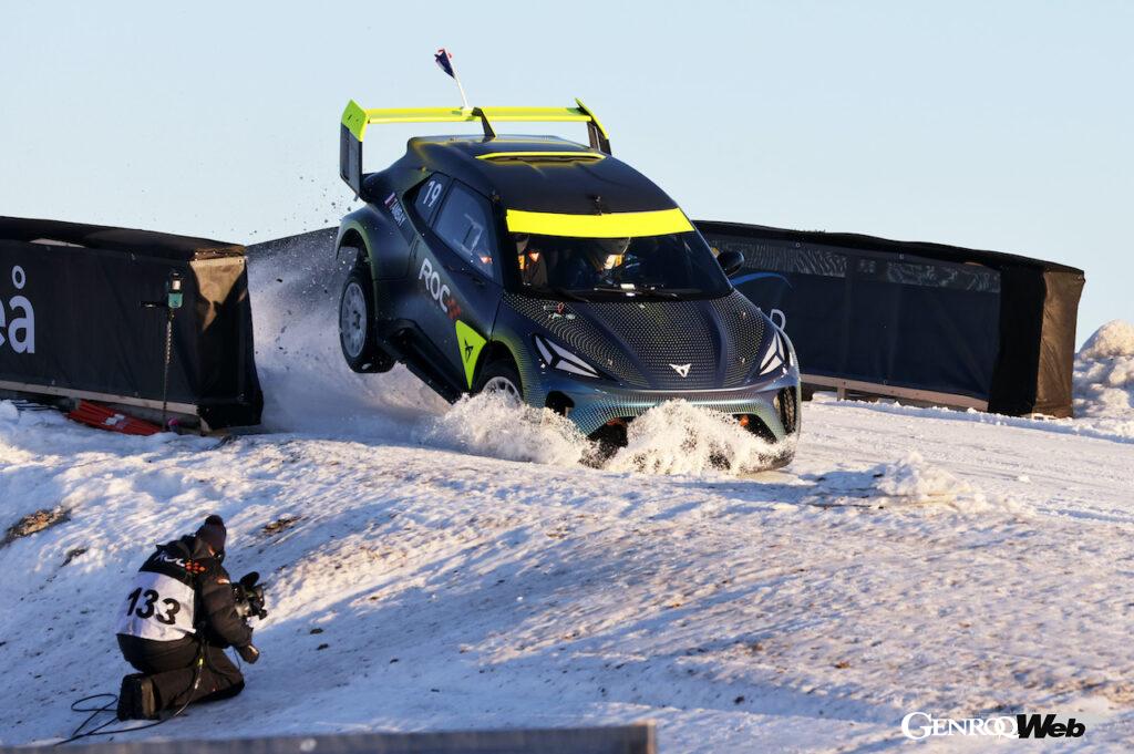 スウェーデンのピテ・ハブスバッドの氷雪路トラックを舞台に、電動ラリークロスマシンやバギーを使って、世界のトップドライバーがスピードを競った。