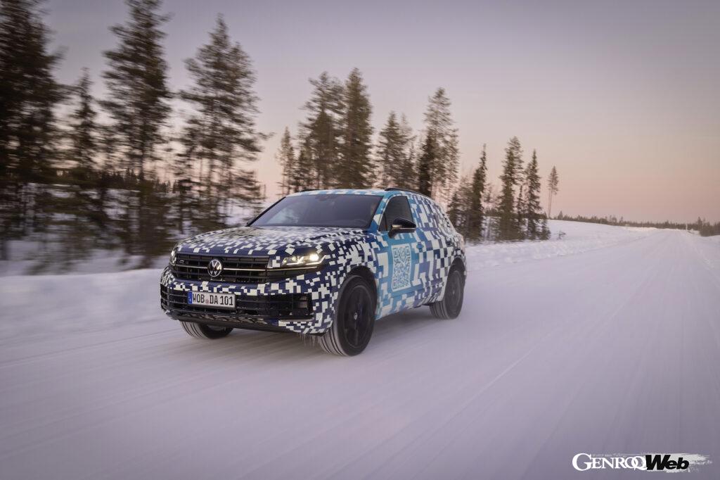 「「VWマークが光る？」改良新型フォルクスワーゲン トゥアレグのスウェーデン寒冷地テストで明らかに」の1枚目の画像