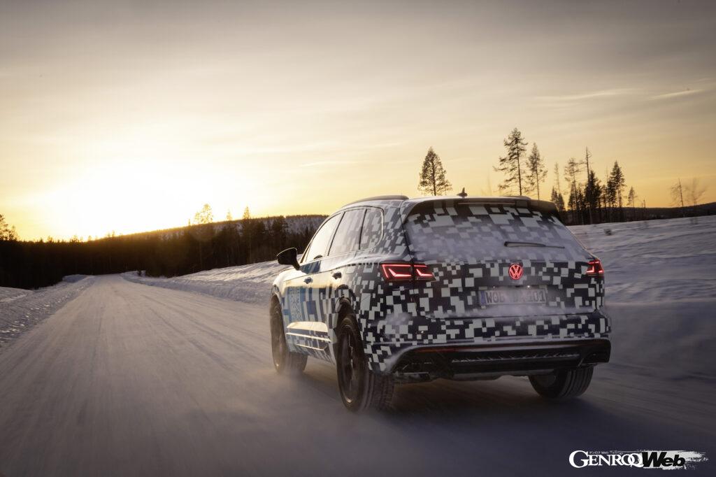 「「VWマークが光る？」改良新型フォルクスワーゲン トゥアレグのスウェーデン寒冷地テストで明らかに」の2枚目の画像
