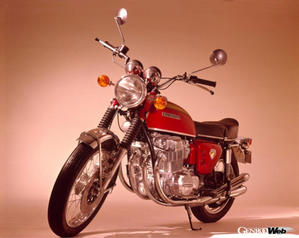 1969年に発売され、世界を驚かせたホンダドリームCB750FOUR。量産バイク世界初の並列4気筒エンジンを搭載し、ドライサンプの潤滑方式、4キャブレターに4本出しマフラー、前輪ディスクブレーキなど、威風堂々とした車格に当時最高の技術が注がれた。アメリカを中心に世界各国でヒットした。「ナナハン」という言葉もこのバイクによって生まれた。