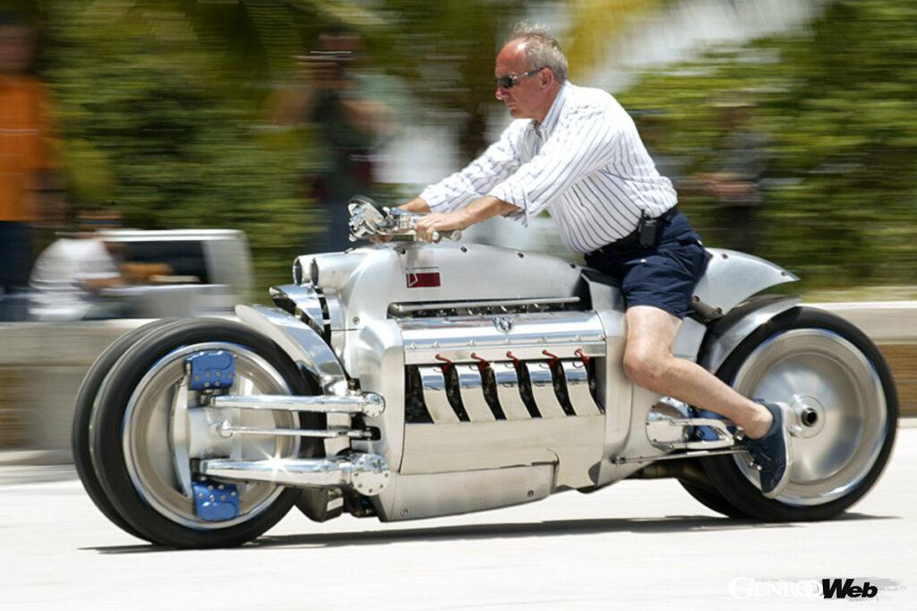 クライスラーのダッジブランドで発表された「トマホーク」。バイパーの8277ccのアルミシリンダー＆ヘッドの水冷4ストローク90度V型10気筒OHVエンジンを搭載。前後2つずつのバイク用タイヤを装着する4輪バイクだ。