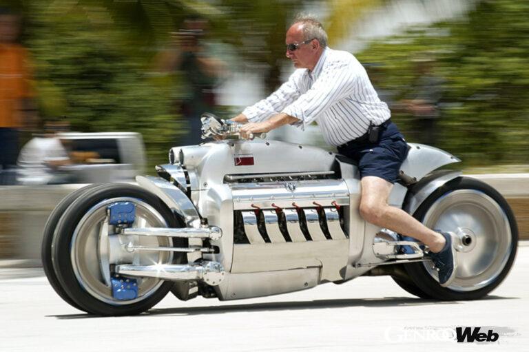 クライスラーのダッジブランドで発表された「トマホーク」。バイパーの8277ccのアルミシリンダー＆ヘッドの水冷4ストローク90度V型10気筒OHVエンジンを搭載。前後2つずつのバイク用タイヤを装着する4輪バイクだ。