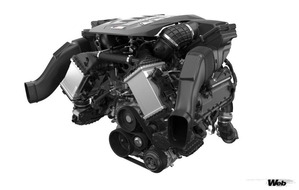 今回、すべてのガソリン／ディーゼル搭載モデルに、48Vマイルドハイブリッド・テクノロジーが導入。加速性能に加えて、大幅な効率アップを果たしている。写真は「X5 M60i xDrive／X6 M60i xDrive」に搭載される、4.4リッターV型8気筒ガソリン・ツインターボエンジン。