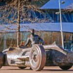 偉大なF1ドライバー「ファン・マヌエル・ファンジオ」と「メルセデス・ベンツ W 196 R」を再現したブロンズ像の物語 - 20230301_Mercedes-Benz_Fangio_001-min
