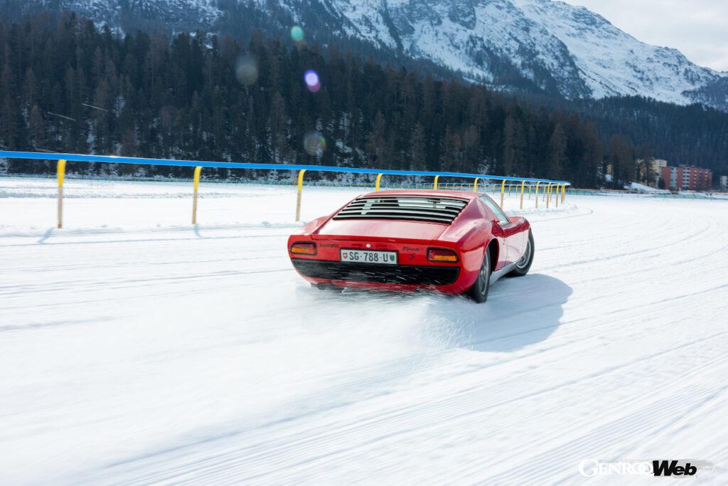 「貴重なヒストリックランボルギーニ「ミウラ P400 S “ミッレキオディ”」が氷上走行」の13枚目の画像