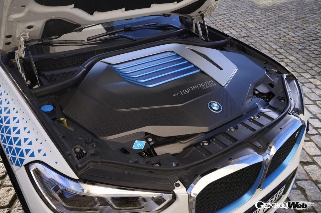 iX5 ハイドロゲンはX5をベースに開発され、搭載される燃料電池システムは、パートナーシップ契約を結ぶトヨタから供給される。