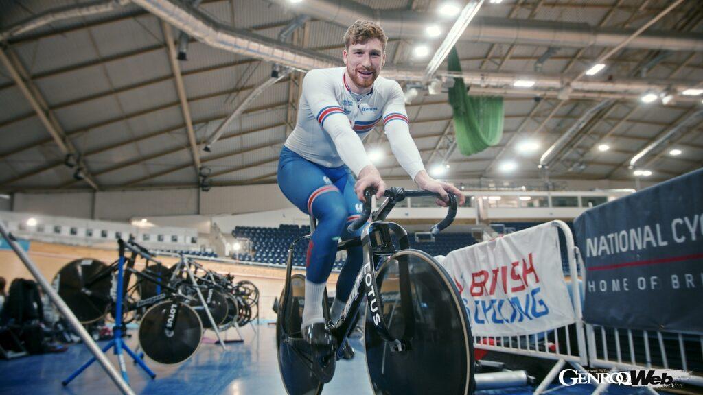 来年開催されるパリ・オリンピックにおいて、ロータスとホープ・テクノロジーが共同開発したトラックバイクを使用する、自転車競技英国代表のジョセフ・トルーマン。