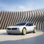 「「フロントウインドウがディスプレイに変貌？」BMWが2025年から導入する「BMWパノラミック・ヴィジョン」とは【動画】」の2枚目の画像ギャラリーへのリンク