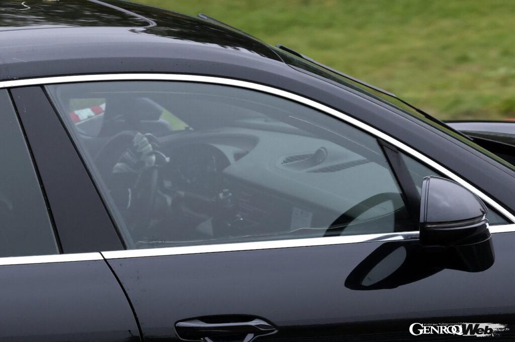 今回、走行中の車両を撮影した写真から、インテリア形状が判明。ドライバーズ・ディプレイ奥のコンソール形状に大胆な切れ込みが入れられていることが明らかになった。