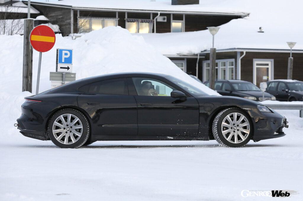 2023年後半の発表に向けて、スウェーデンの公道上で寒冷地テストを行う「ポルシェ タイカン」改良新型。