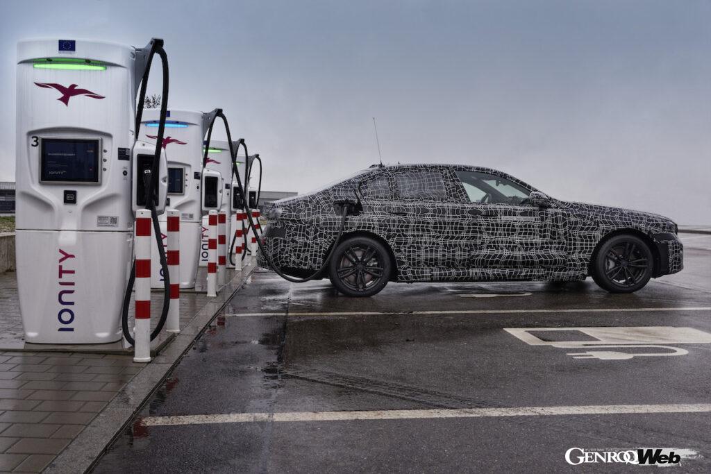 欧州各地の公道でテストが行われた「BMW i5 セダン」。