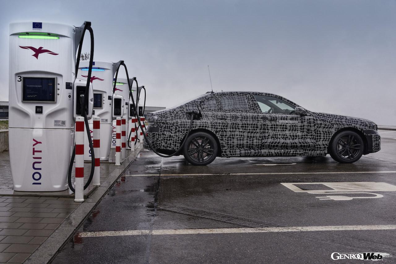 「「寒冷地における不安を払拭できるか？」フル電動モデル「BMW i5 セダン」が北極圏でテスト実施【動画】」の1枚目の画像
