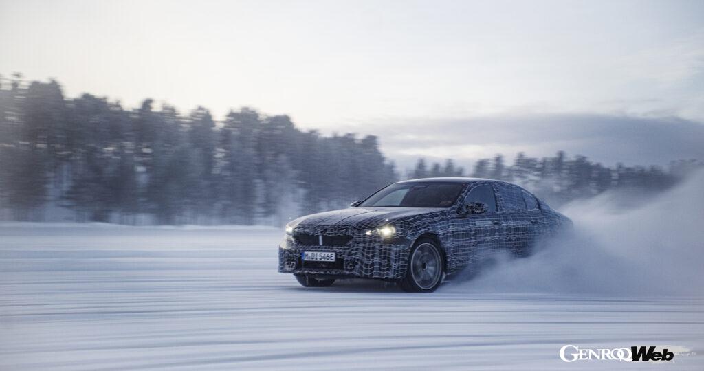 スウェーデン・アリエプローグのBMW冬季テストセンターで走行を行う「BMW i5 セダン」。