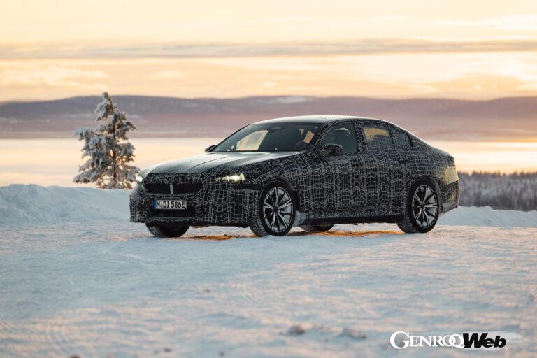 2023年10月の発表に向けて、寒冷地テストが実施されたフル電動モデル「BMW i5 セダン」。
