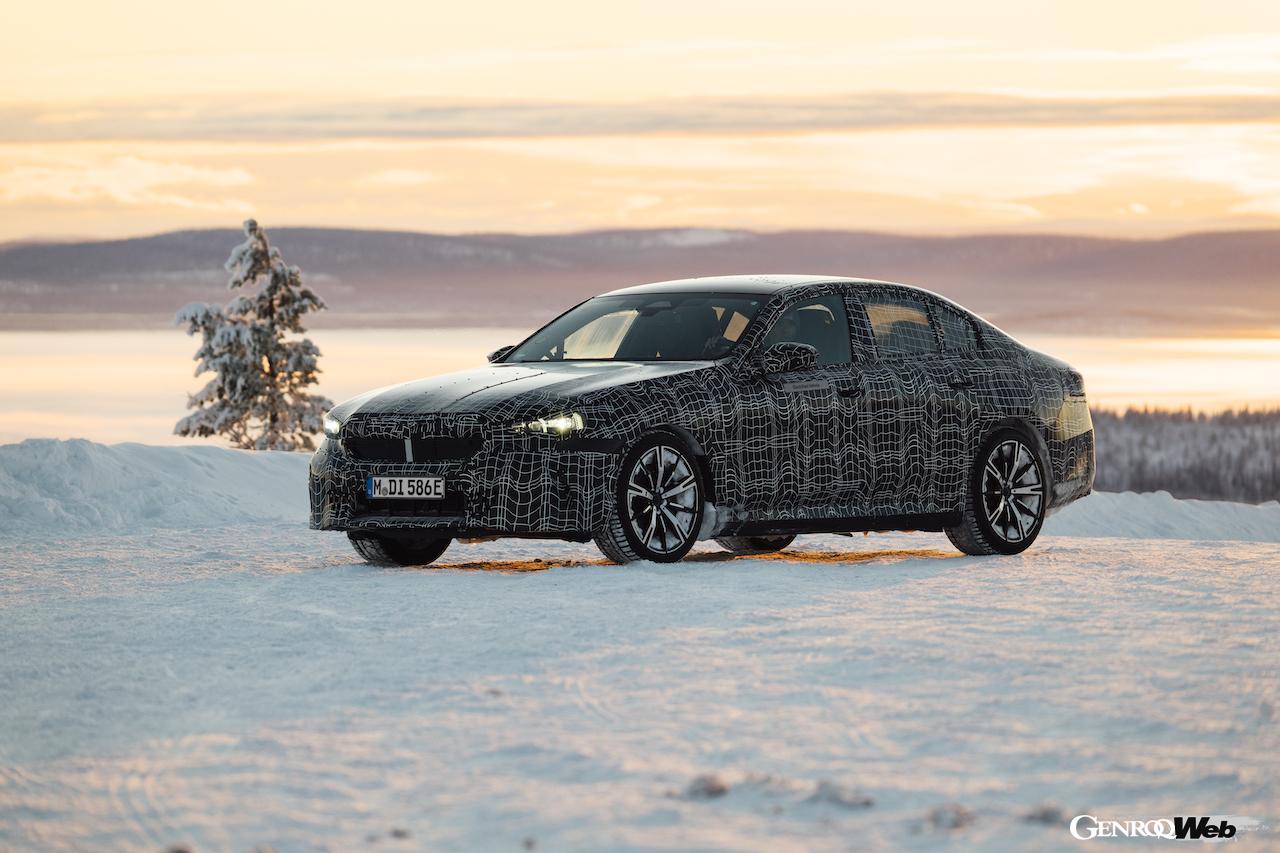 2023年10月の発表に向けて、寒冷地テストが実施されたフル電動モデル「BMW i5 セダン」。
