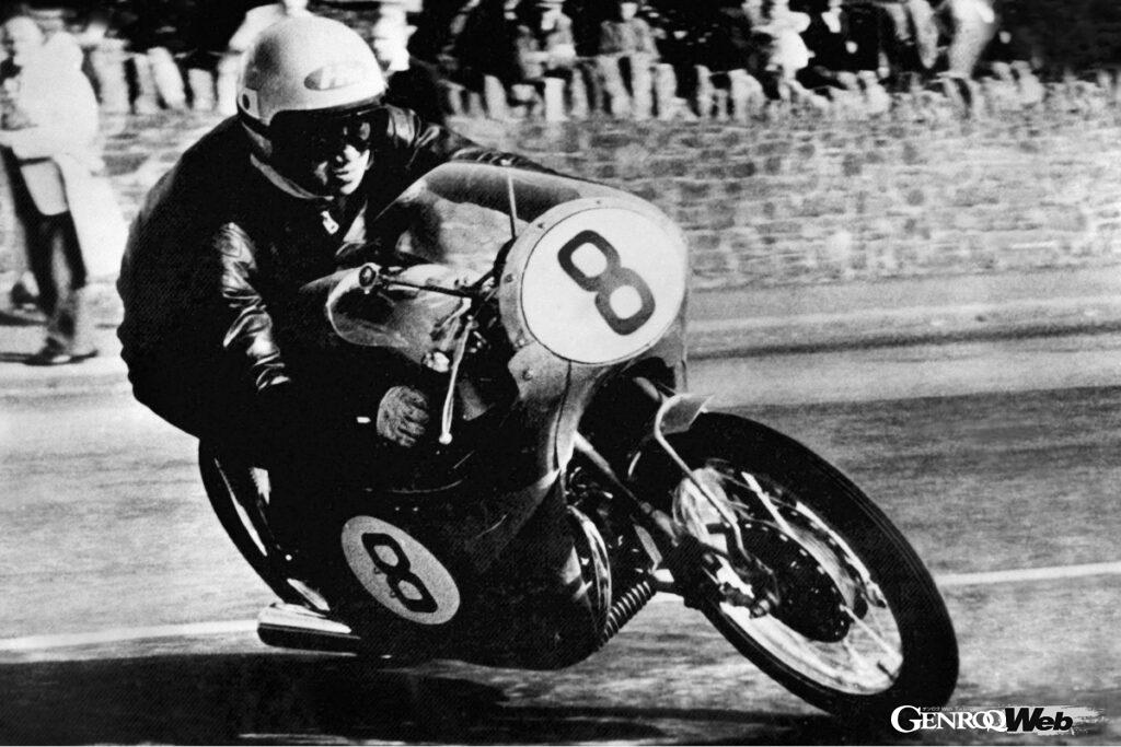 1959年のマン島TTに初挑戦。谷口尚巳選手の駆るRC142が6位入賞を果たす。