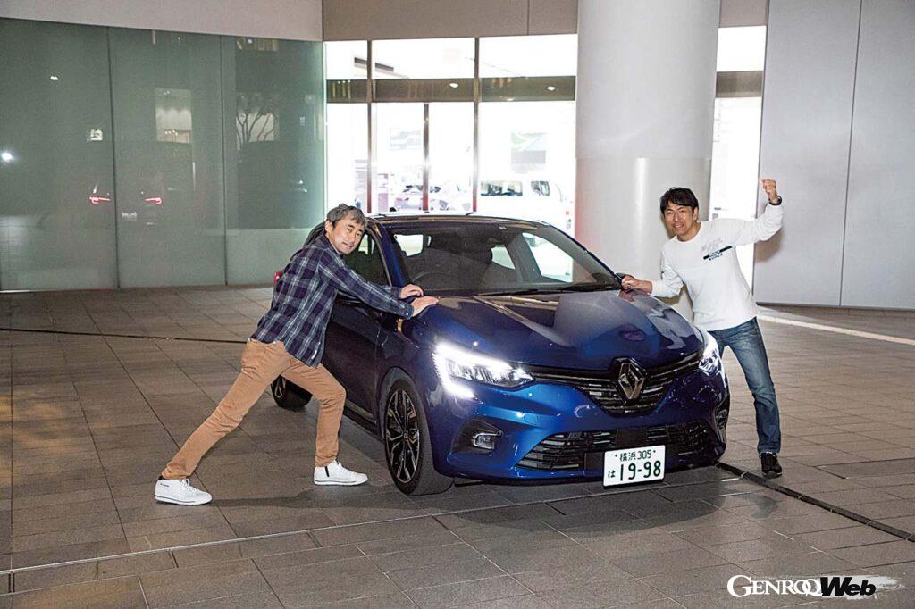 スタート地点の横浜・日産自動車グローバル本社前にて。チームGENROQは永田（右）と吉岡（左）の2名がドライバーで参加。