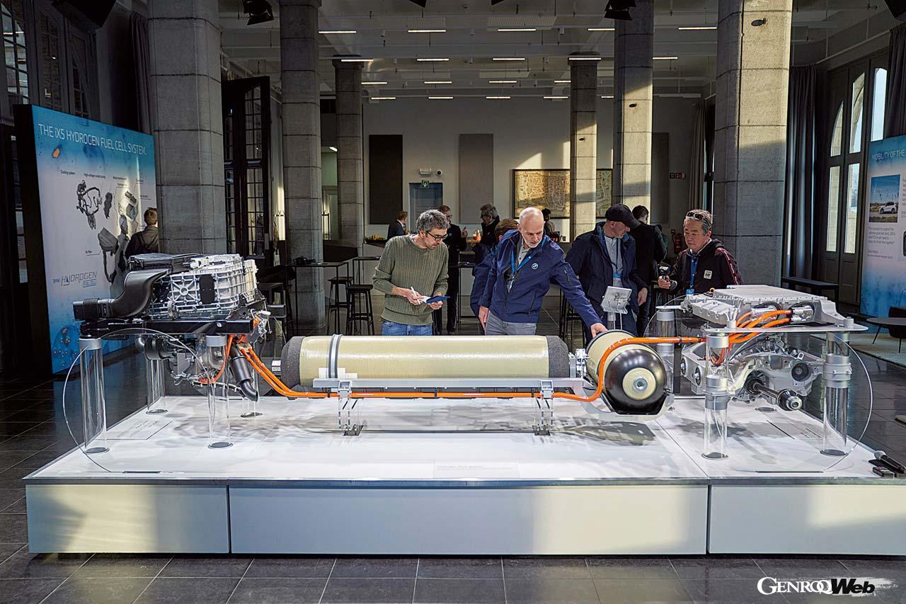 BMWの最新FCV、iX5ハイドロジェンは向かって左（車体前方）の燃料電池スタック、水素ボンベ、バッテリー＆モーターで構成される。