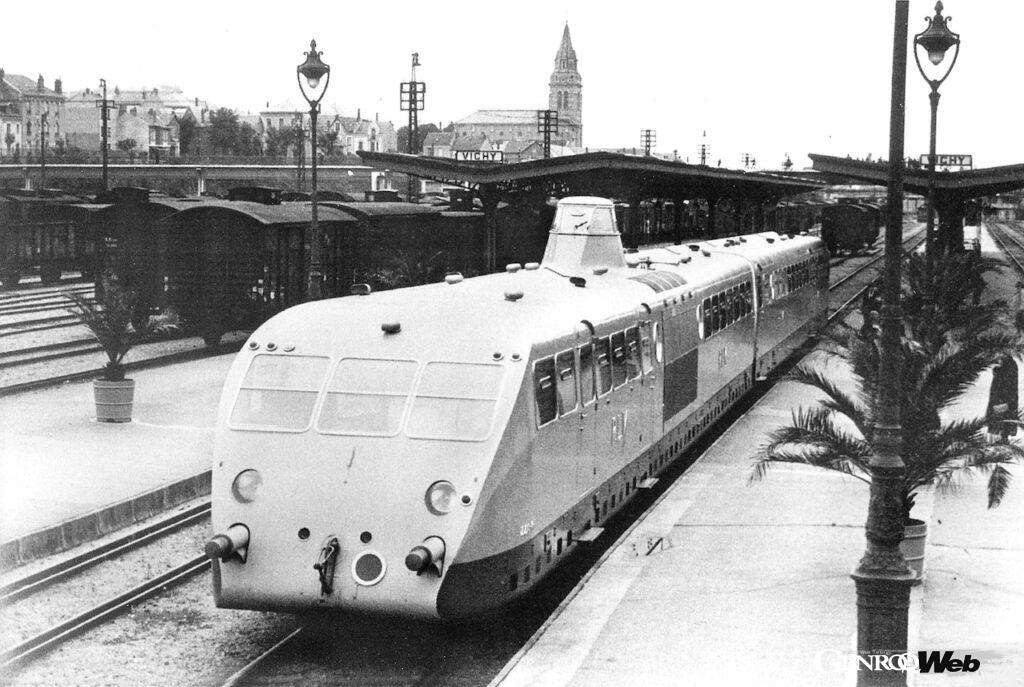 ロワイヤル用直8エンジンの再利用先として、エットーレ・ブガッティが開発した鉄道車両「ブガッティ オートレール」。