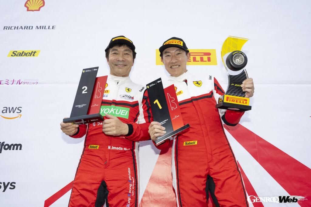 ポールポジションからスタートした内田（右）は、ラップごとに差をつめる今田（左）とのバトルを制し、開幕戦で勝利を手にした。
