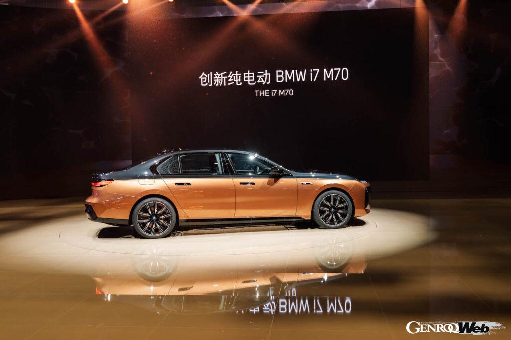 上海モーターショーで初公開された、フル電動ハイパフォーマンス仕様「BMW i7 M70 xDrive」。