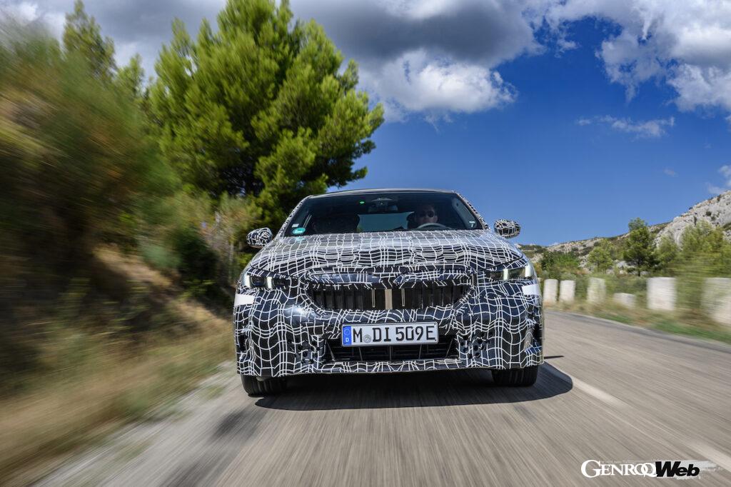 「まもなく登場する8代目BMW5シリーズのBEV版「i5」は「視線で車線変更できる」自動運転機能を装備」の1枚目の画像