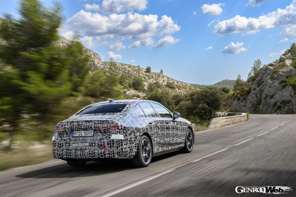 「まもなく登場する8代目BMW5シリーズのBEV版「i5」は「視線で車線変更できる」自動運転機能を装備」の2枚目の画像