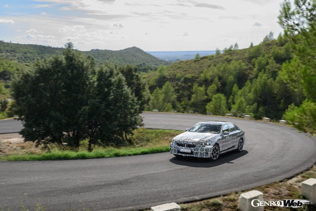 「まもなく登場する8代目BMW5シリーズのBEV版「i5」は「視線で車線変更できる」自動運転機能を装備」の6枚目の画像