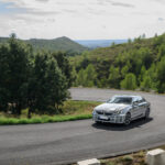 まもなく登場する8代目BMW5シリーズのBEV版「i5」は「視線で車線変更できる」自動運転機能を装備 - 20230428_49_highRes_testing-the-new-bmw-