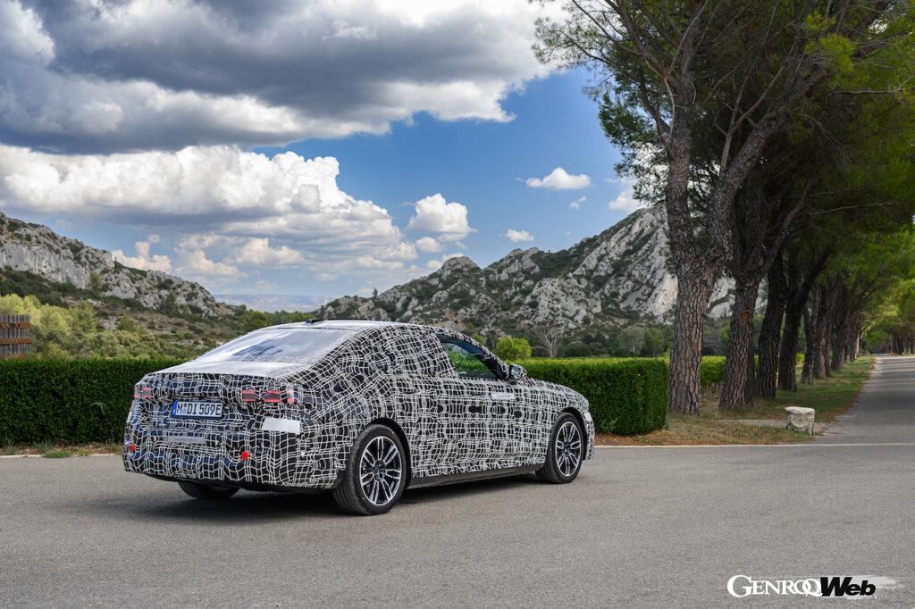 「まもなく登場する8代目BMW5シリーズのBEV版「i5」は「視線で車線変更できる」自動運転機能を装備」の16枚目の画像
