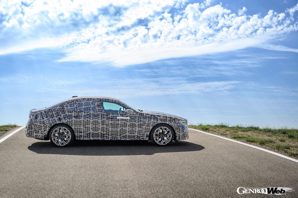 「まもなく登場する8代目BMW5シリーズのBEV版「i5」は「視線で車線変更できる」自動運転機能を装備」の22枚目の画像