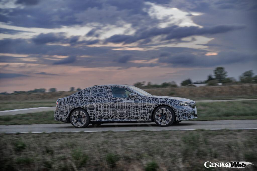 「まもなく登場する8代目BMW5シリーズのBEV版「i5」は「視線で車線変更できる」自動運転機能を装備」の28枚目の画像