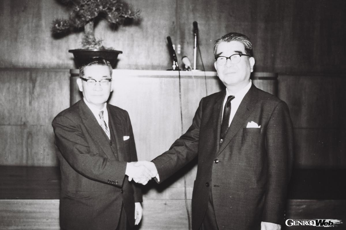 1965年の合併記者会見。日産自動車の川又克二社長とプリンス自動車工業の小川秀彦社長。