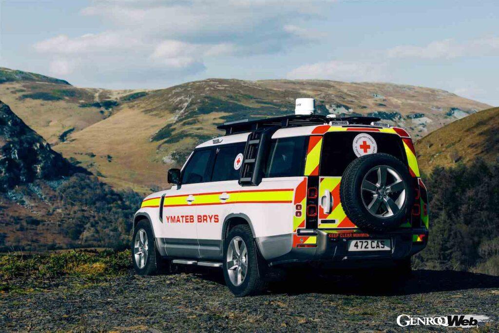 「英国赤十字社仕様「ランドローバー ディフェンダー 130」は強力な無線通信機器を搭載「ウェールズでの災害支援に」」の1枚目の画像