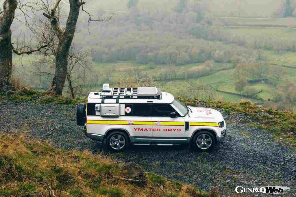 「英国赤十字社仕様「ランドローバー ディフェンダー 130」は強力な無線通信機器を搭載「ウェールズでの災害支援に」」の2枚目の画像