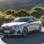 「新型「BMW 5シリーズ セダン」が豊富なパワートレイン展開でデビュー「初のフル電動モデルも」「ツーリングは2024年春」」の9枚目の画像ギャラリーへのリンク