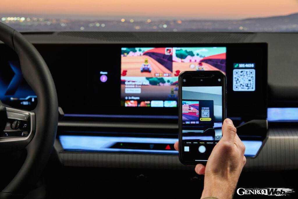 BMWカーブド・ディスプレイに表示されたQRコードを読み込むことで、スマートフォンと接続する。