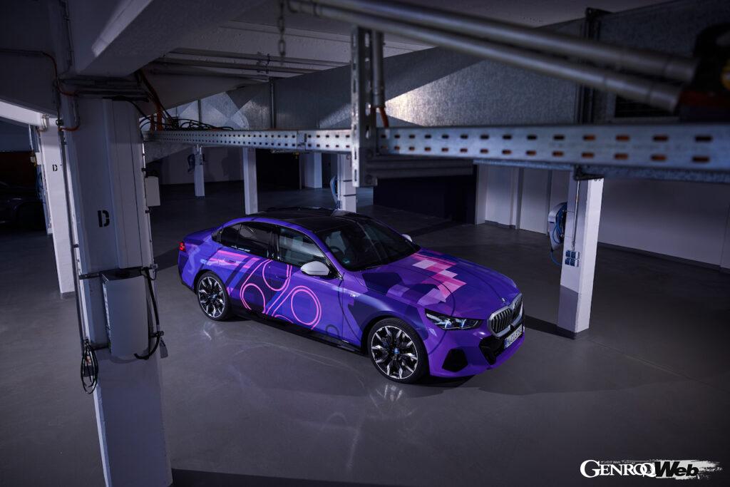 今回、新型5シリーズへの「エアコンソール」搭載を記念し、BMWグループ・デザインはゲームをイメージした専用ラッピングが施されたi5を公開している。