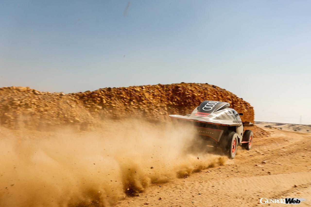 タイヤトラブルの原因を究明すべく、サウジアラビアのステージを走行する「アウディ RS Q e-tron」。