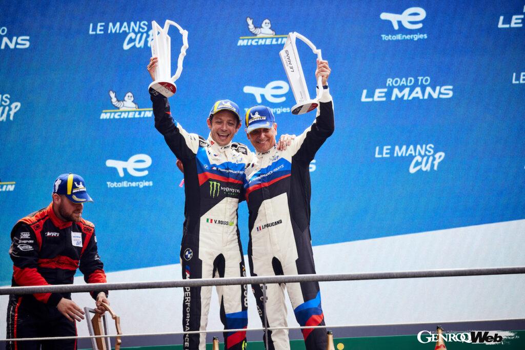 チームメイトのジェローム・ポリカンと共に、ミシュラン・ル・マン・カップ第2戦ロード・トゥ・ル・マンで勝利を飾ったヴァレンティーノ・ロッシ（中央）。