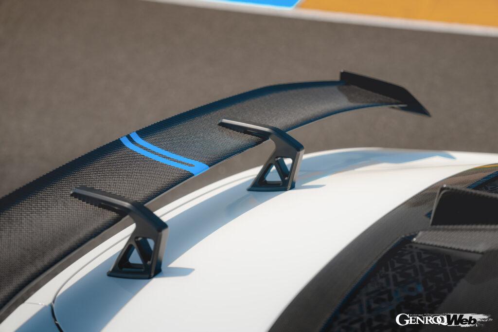 「100台限定「アルピーヌ A110 R ル・マン」がサルト・サーキットで発表「耐久レーシングカーのウイングを採用」【動画】」の2枚目の画像