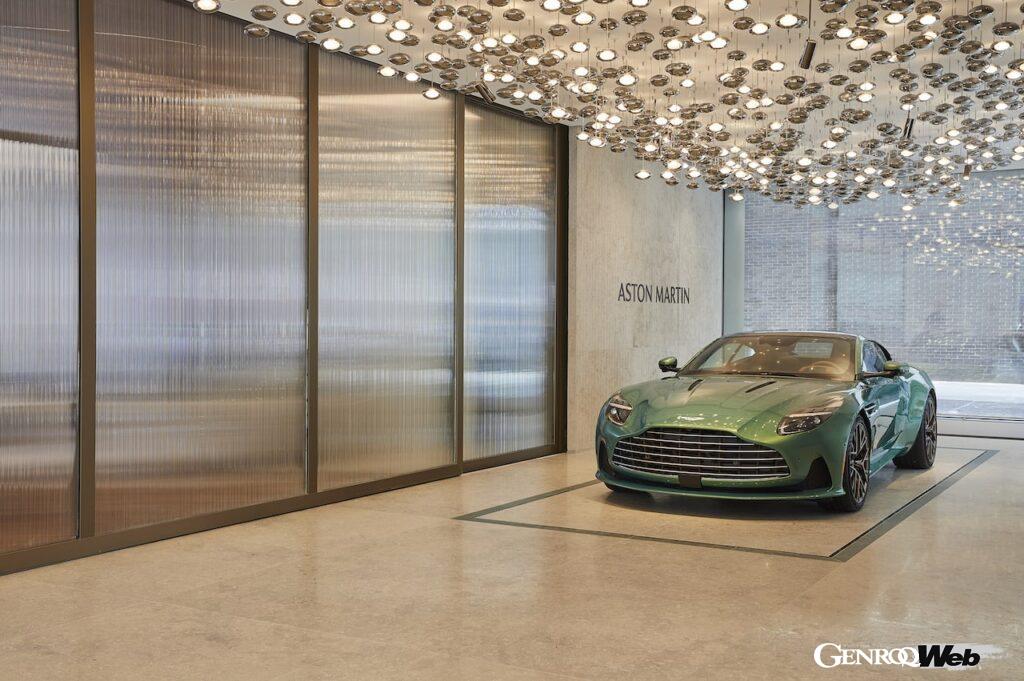 アストンマーティンとしては、北米発となる「Q by Aston Martin」をテーマにしたフラッグシップショールーム「Qニューヨーク（Q New York）」がオープンした。