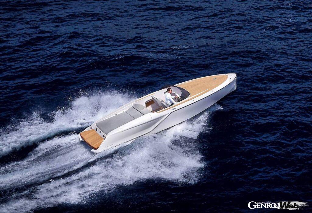 ポルシェとフラウシャーが共同開発する電動スポーツボートは、写真の「858 ファントムエア」をベースに開発される。