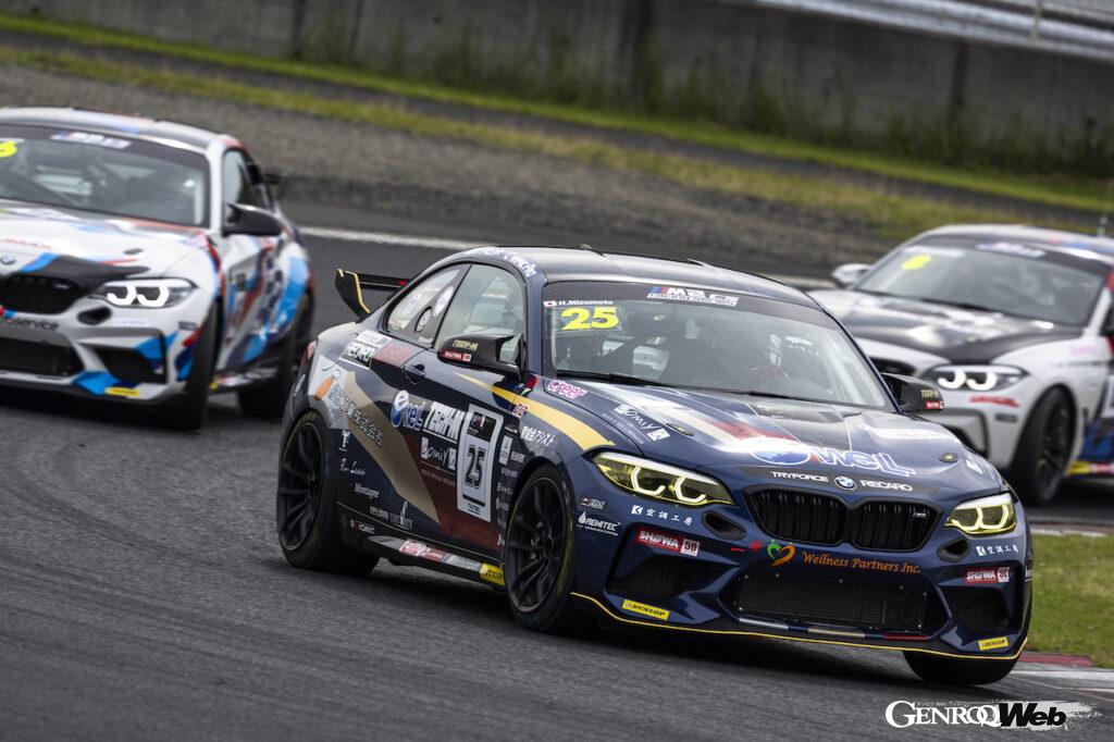 岡山国際サーキットで開催された「BMW ＆ MINI Racing」第3ラウンド、第6戦において、プロドライバーを相手に「TECH-M eWell Racing」の水元寛規が勝利を飾った。
