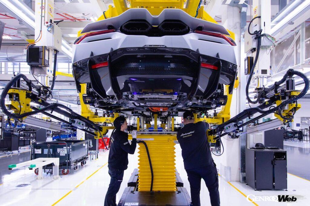 新たな生産システム「マニファットゥーラ・ランボルギーニ・ネクストレベル」が導入された、ランボルギーニ レヴエルトの製造風景。